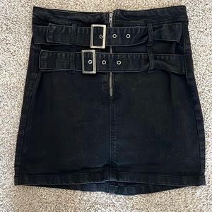 Black Label Size L mini skirt with buckles